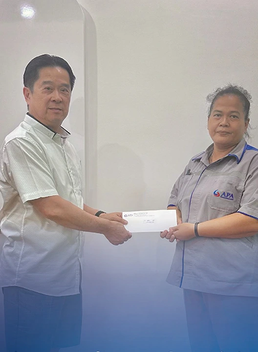 APA Steel Intertrade employee receiving scholarship award – พนักงานเอพีเอ สตีล อินเตอร์เทรดรับมอบทุนการศึกษา