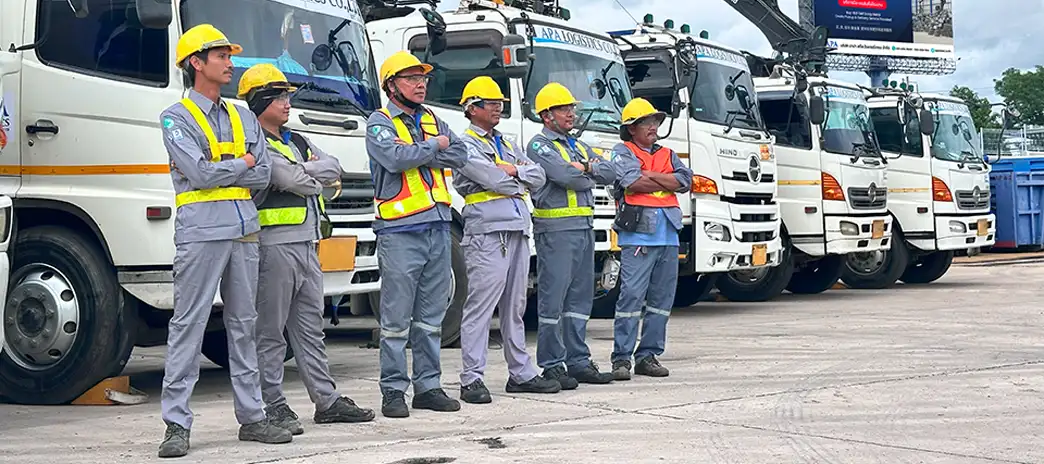APA Steel Intertrade logistics and operation team with fleet trucks – ทีมโลจิสติกส์และปฏิบัติการของเอพีเอ สตีล อินเตอร์เทรด ยืนหน้าแถวรถบรรทุกประจำบริษัท