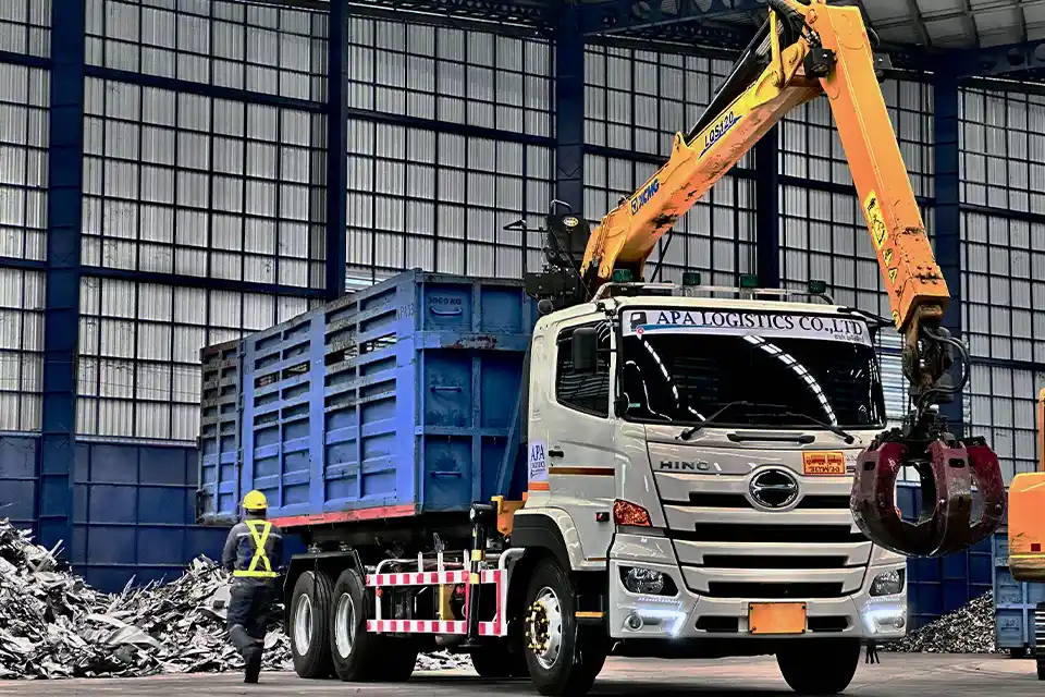 Truck loading scrap metal at APA Steel Intertrade facility – รถบรรทุกกำลังขนเศษโลหะที่โรงงานเอพีเอ สตีล อินเตอร์เทรด