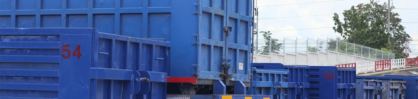 Blue metal skip bins for industrial scrap collection at APA Steel Intertrade – ตู้เหล็กสีน้ำเงินสำหรับเก็บเศษโลหะในอุตสาหกรรม ภายในลานของเอพีเอ สตีล อินเตอร์เทรด จังหวัดชลบุรี